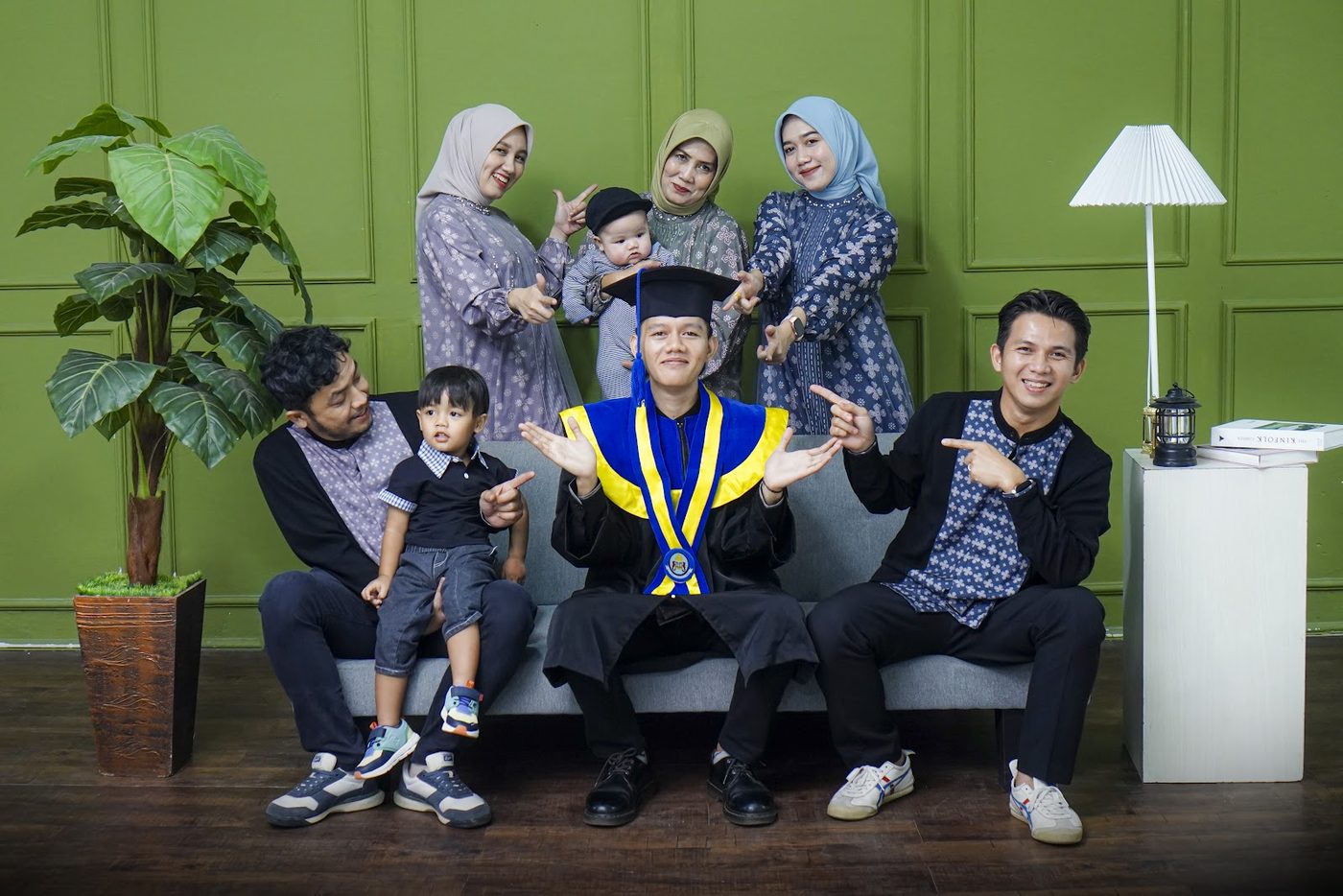 Sesi foto keluarga wisuda di studio luas Cilupbah
